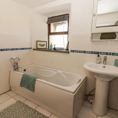 Rose Nyaraló Scarriff